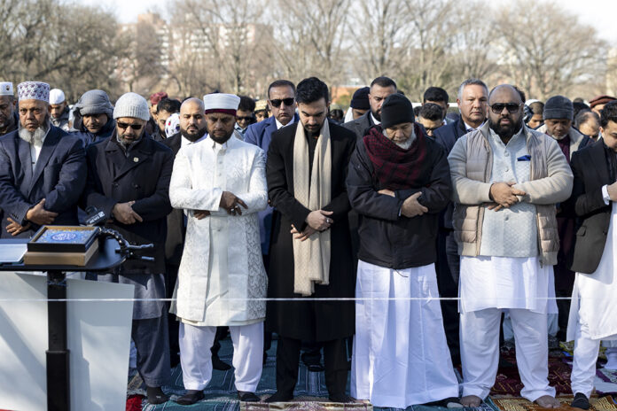 عمدة نيويورك يؤدي أول «صلاة عيد» بعد توليه المنصب