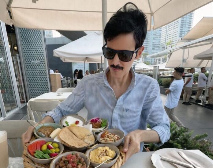 كاتب كويتي يصل مصر ويهدد بالقضاء