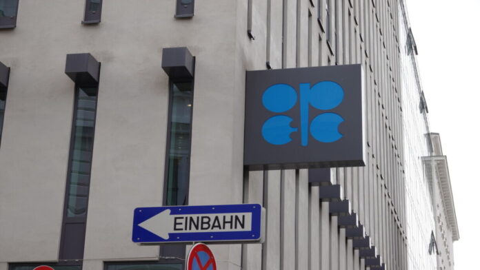 «أوبك» ترفع إنتاج النفط 206 آلاف برميل يومياً