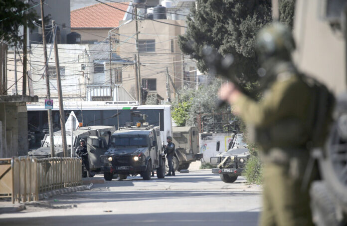 إسرائيل تنفّذ حملة اعتقالات في سوريا.. هجوم على مدينة السقيلبية اجتماع عاجل للتهدئة