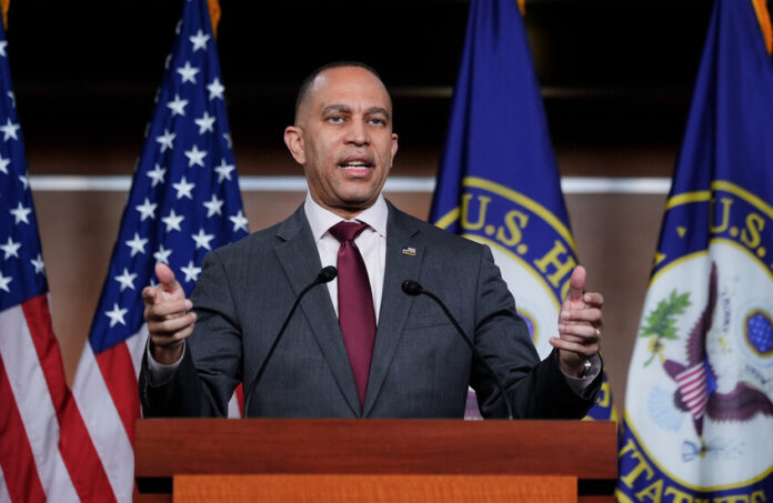 زعيم الديمقراطيين بـ«مجلس النواب الأمريكي»: نحتاج إلى تغيير النظام