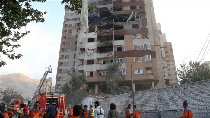 الحوثي يعلن التضامن الكامل مع إيران وفصائل عراقية تتوعد القوات الأمريكية