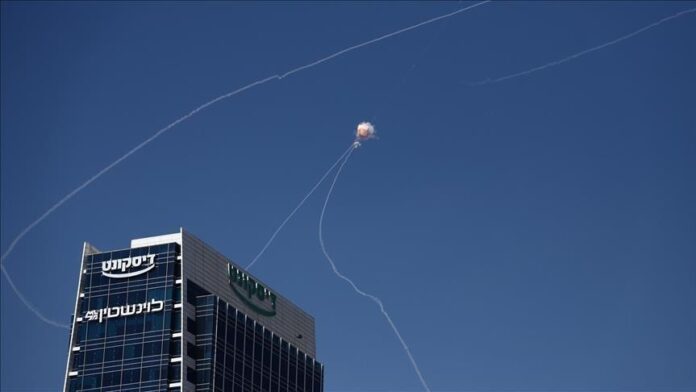 طهران تضرب تل أبيب والقدس.. وواشنطن تدرس السيطرة على جزيرة استراتيجية