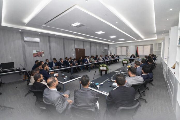 الحكومة تناقش تسوية ملفات مالية وإطلاق برامج لتأهيل القيادات الشبابية