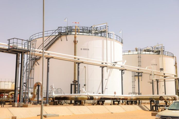 «مؤسسة النفط» تتابع سير العمل في الحقول