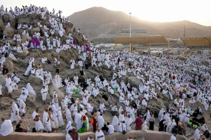بعد «الوقوف بعرفة والمبيت بمزدلفة».. ملايين الحجاج يبدأون رمي الجمرات