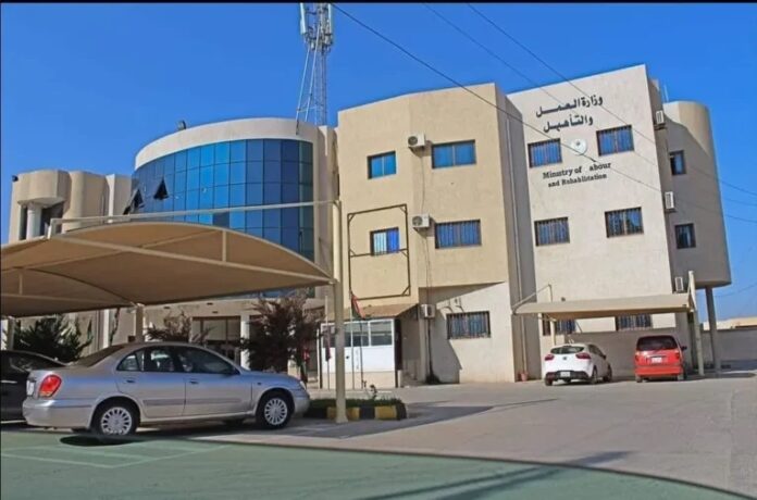 أرقام صادمة.. أكثر من 240 ألف «باحث عن العمل» في ليبيا