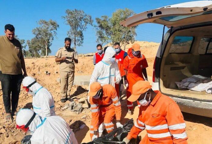 مأساة جديدة على الساحل الليبي.. البحر يقذف 15 جثماناً إلى الخمس