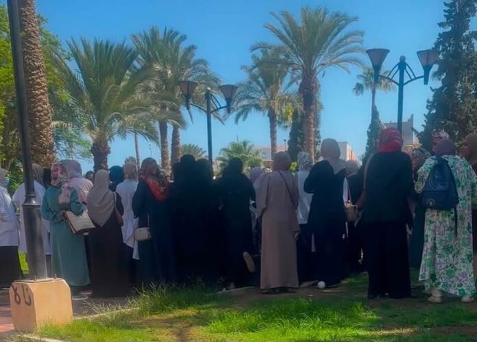 حراك واسع يطالب بحقوق آلاف الكوادر الصحية.. نقيب أطباء الأسنان يلّوح لـ«عين ليبيا» بالخيار الأخير