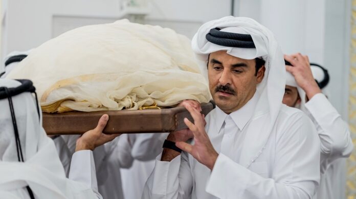 حمل جثمان والده.. الدوحة تودّع أمير قطر السابق «حمد بن خليفة آل ثاني»