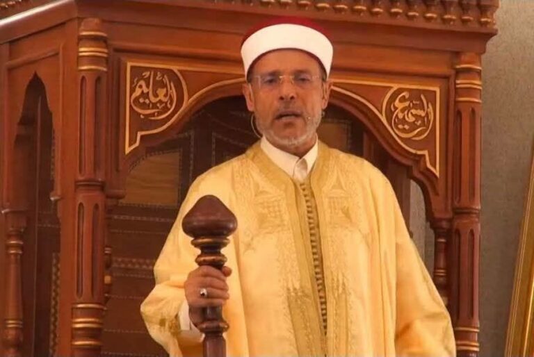 بعد جدل شعبي واسع.. تونس تعيد إماماً إلى منصبه