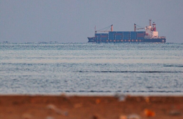 حركة السفن مستمرة.. 25 سفينة تعبر باب المندب وسط استمرار حظر الملاحة السعودية