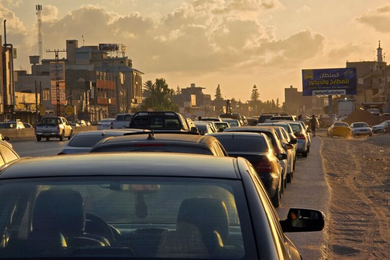 ليبيا فوق بحر من النفط.. أزمات «الوقود والكهرباء والمياه» تخنق المواطنين