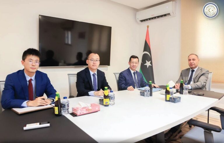 ليبيا والصين تبحثان توسيع التعاون «الاقتصادي والاستثماري»