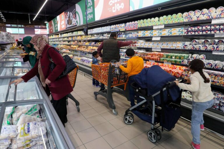 حماية المستهلك تكشف لـ«عين ليبيا» كيف تواجه البلاد الغلاء وتحمي رغيف المواطن؟