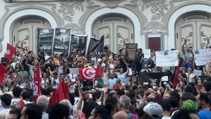 تونس.. احتجاجات المعارضة تعود للشارع وتطالب بالإفراج عن المعتقلين