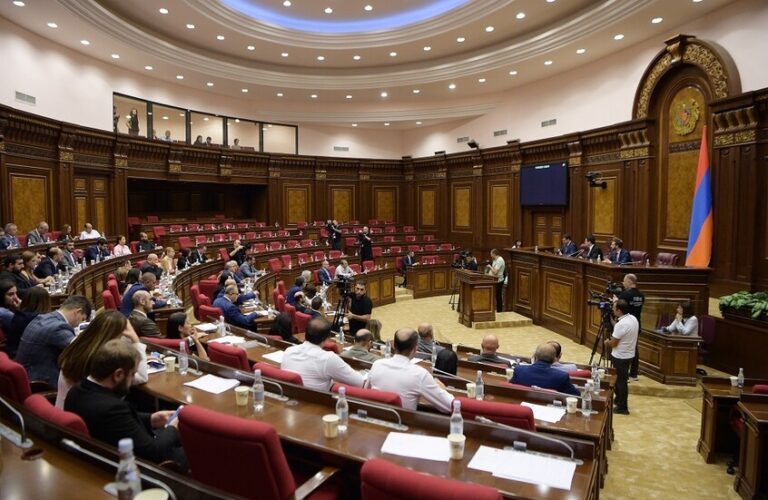أرمينيا تدخل مرحلة سياسية جديدة.. حل الحكومة وتشكيل وزراء جدد