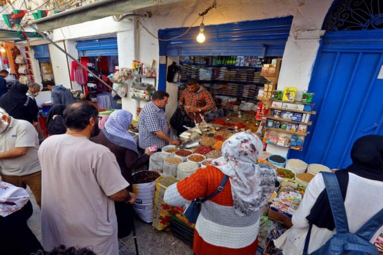 الأسعار تشتعل في بلد «يسبح» فوق النفط.. فمن يسيطر على قوت الناس؟