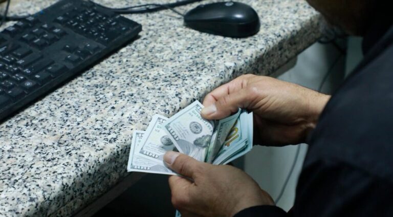 الدولار يتراجع ثم يعود للارتفاع.. ماذا يحدث للدينار الليبي؟