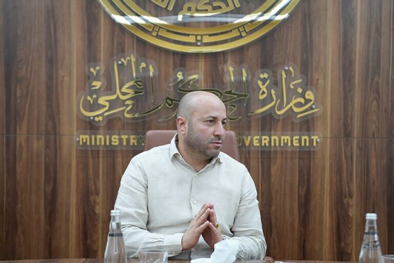 بن غلبون يؤكد أهمية التعاون مع البلديات لتحسين مستوى الخدمات