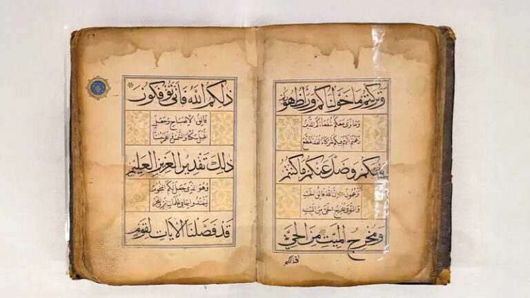 3 خطوط وزخارف مذهبة.. مصحف نادر يلفت الأنظار في «متحف القرآن» بمكة