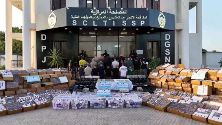 من المغرب إلى دبي وفرنسا.. الجزائر تفكك شبكة مخدرات دولية ضخمة
