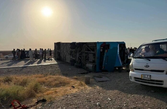 حادث مروّع في العراق.. عشرات القتلى والجرحى بـ«انقلاب حافلة»