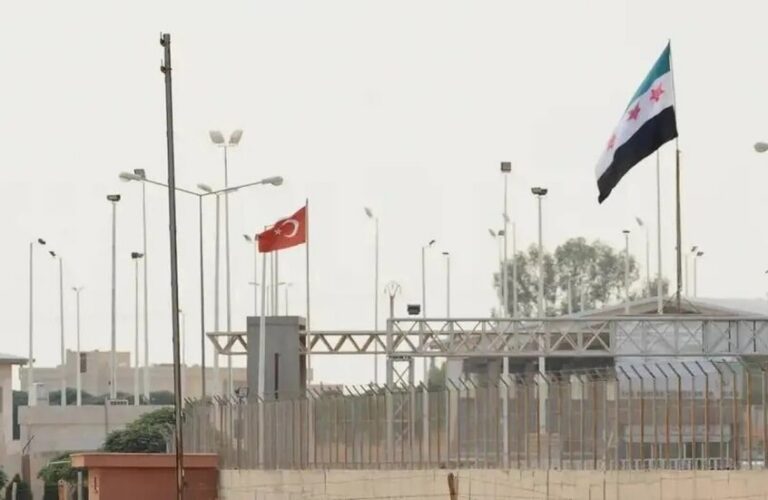 احتجازهم وتجريدهم من ملابسهم.. تعرّض شبان سوريين للضرب عند الحدود التركية (فيديو)