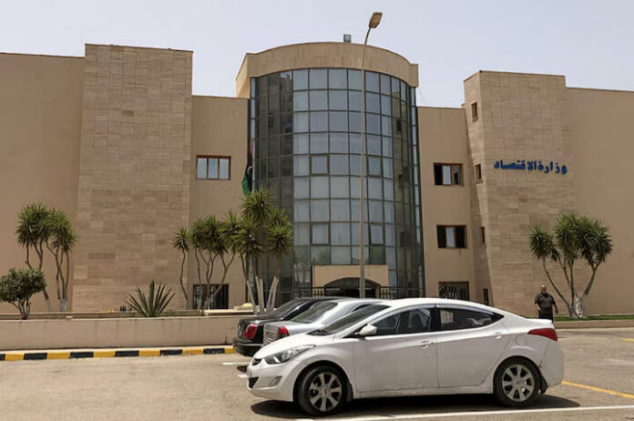 خبير اقتصادي يجيب لـ«عين ليبيا».. هل ترتفع الأسعار بعد تنظيم الاستيراد؟