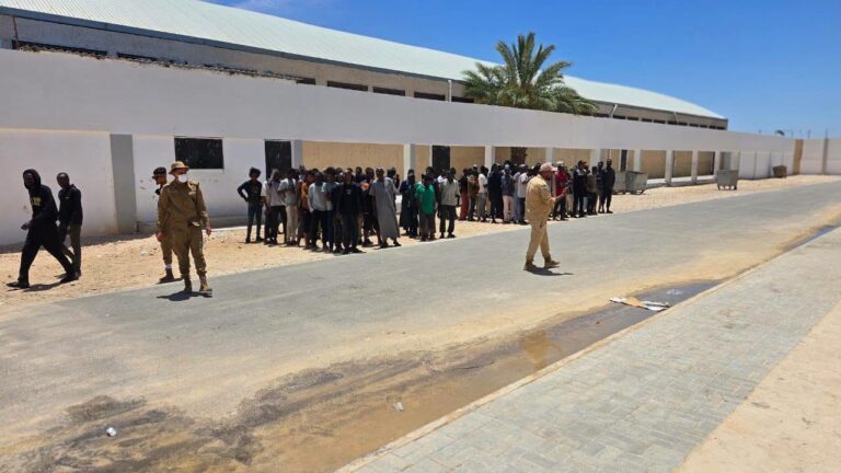«مكافحة الهجرة» يستكمل نقل 50 مهاجرًا سودانيًا إلى الكفرة