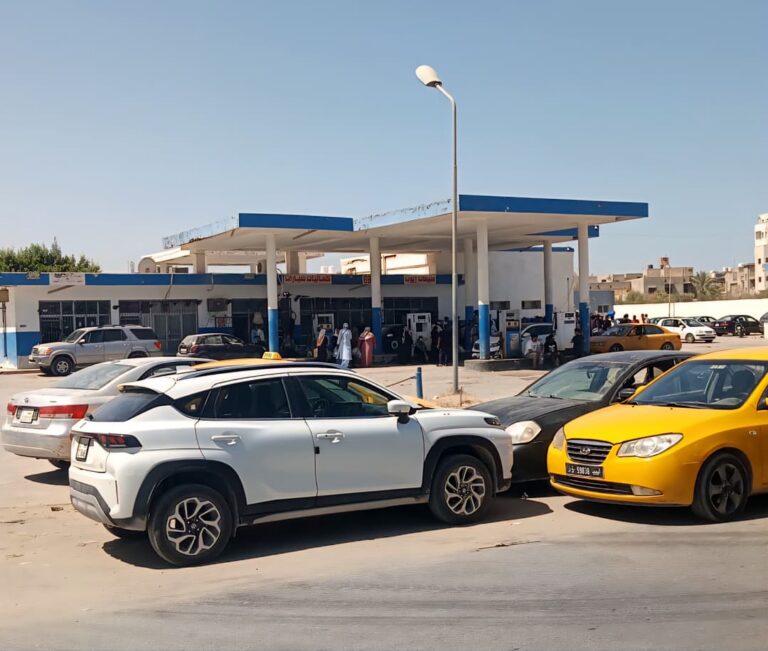 50 دينار لـ«شراء دور».. كيف تحولت طوابير الوقود إلى سوق موازية؟
