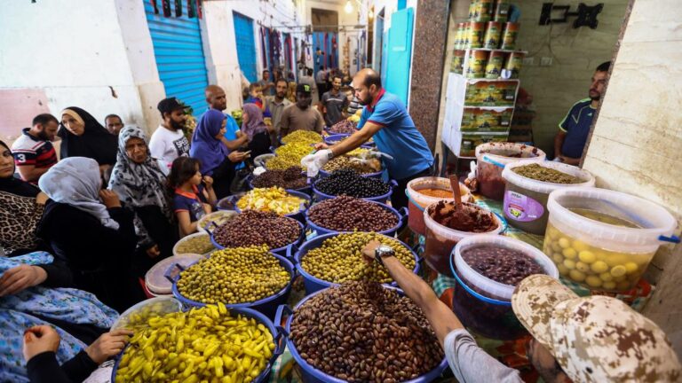 ارتفاع أسعار كل شيء في ليبيا.. كيف تعمّدت «المؤسسات النقدية» ترك المواطن فريسة للغلاء؟