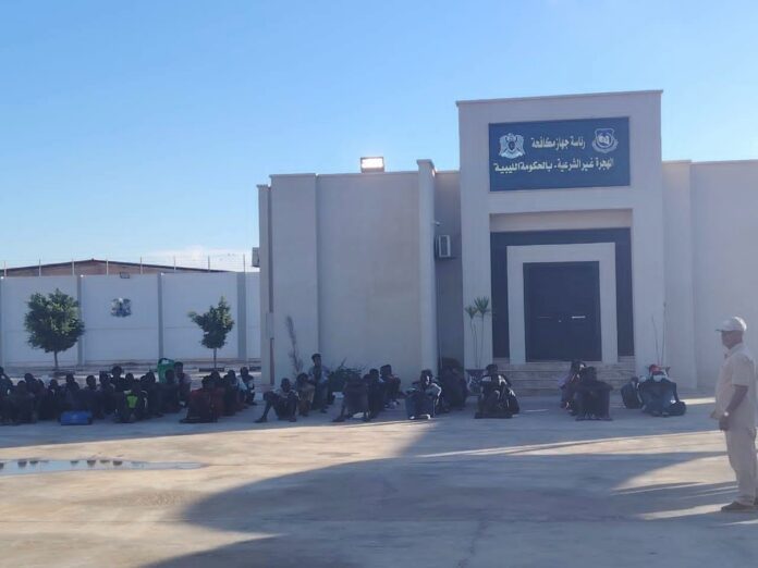 بينهم 78 سودانياً.. ليبيا ترحّل عشرات المهاجرين من بنغازي الكبرى