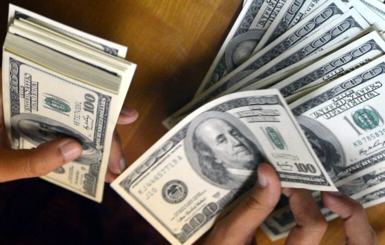 سحب 110 مليارات دينار مقابل بيع الدولار.. ماذا تقول أرقام السيولة؟