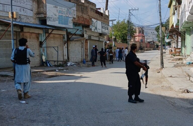 عشرات القتلى والجرحى.. تفجير انتحاري يهزّ مسجداً في باكستان