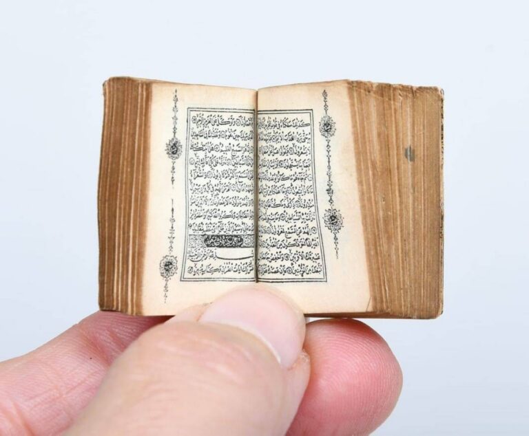 «برايس النادر».. قرآن مصغر عمره 130 عاماً