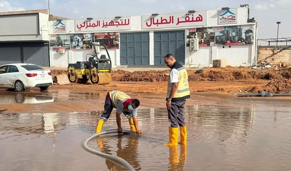 فرق الطوارئ تتحرك في «مزدة وسبها» لمواجهة تداعيات الأمطار
