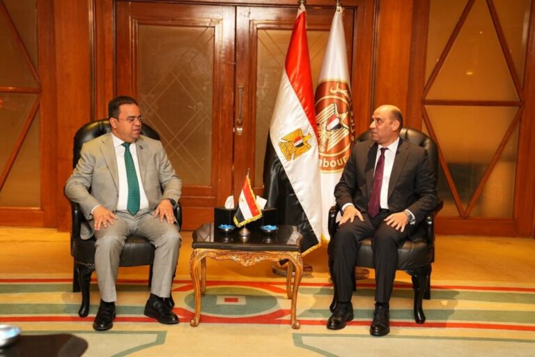 ليبيا ومصر تبحثان «تنظيم العمالة» وتفعيل الربط الإلكتروني